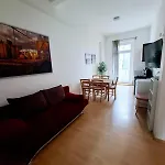 Altbauwohnung Direkt An Der Karli Mit Balkon - Netflix Inklusive *