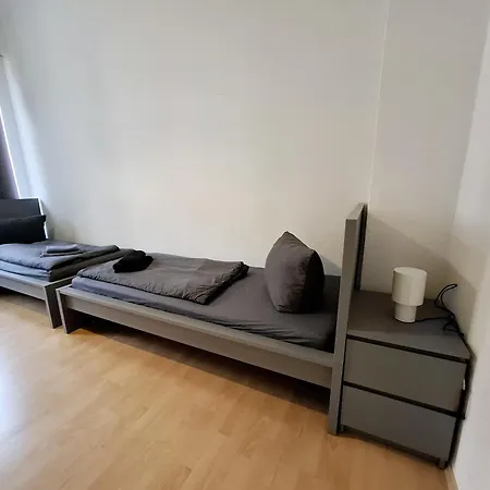 Altbauwohnung Direkt An Der Karli Mit Balkon - Netflix Inklusive Apartment