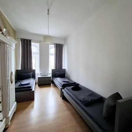 Altbauwohnung Direkt An Der Karli Mit Balkon - Netflix Inklusive Apartment